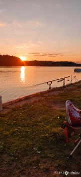 Západ slunce nad přehradou.